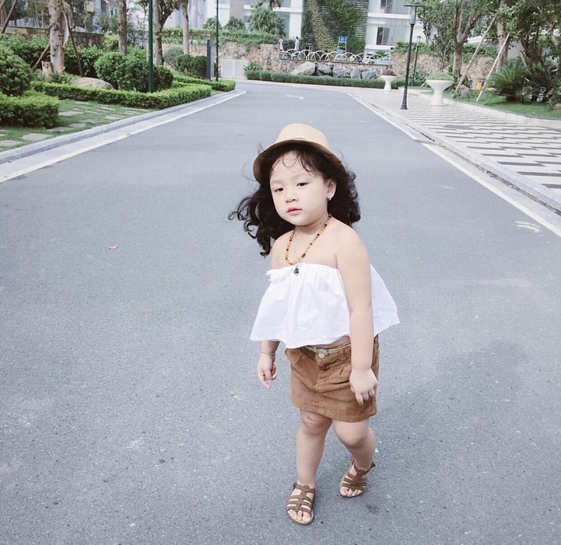 Oggy 211 phố Huế - Hà Nội - Thời trang trẻ em xuất khẩu - Set bé gái siêu  cute. Áo trễ vai chất vải đũi, quần cotton 100% rất mát. Sz: